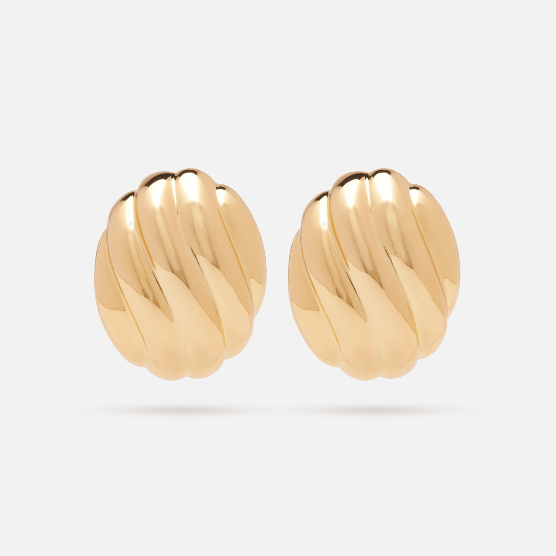 Oval_Ribbed_Statement_Earring_Gold